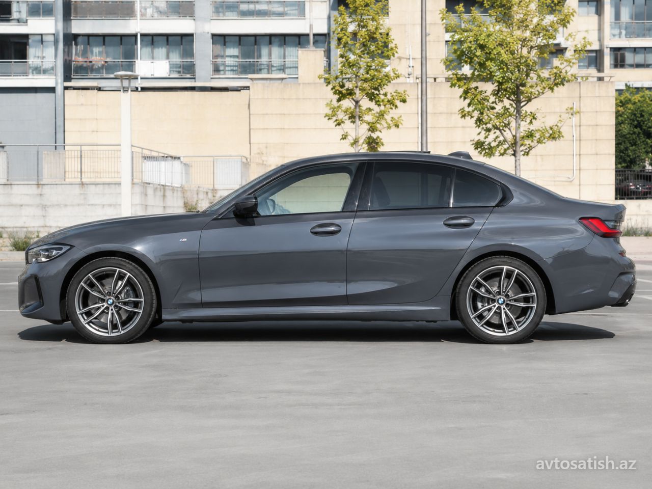 2020 BMW 3-Series 330i yan görünüşü