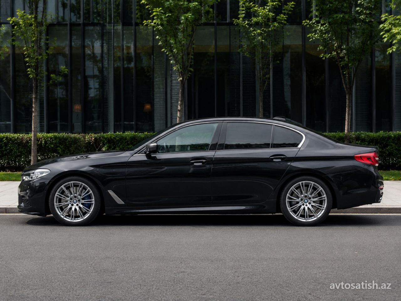 2021 BMW 3-Series 530i yan görünüşü