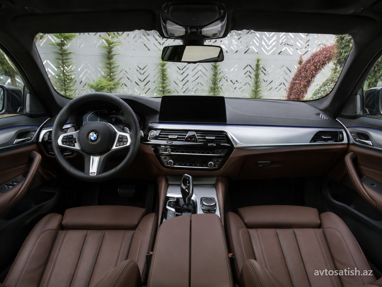 2021 BMW 3-Series 530i arxa görünüşü
